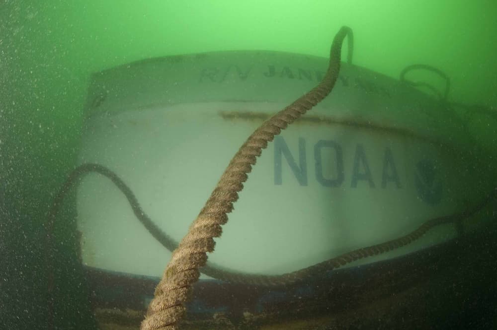 A shipwreck with the words R/V Jane Yarn and NOAA on the hull.